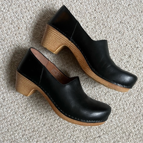 Dansko black leather clogs with tan sole - Picture 2 of 6